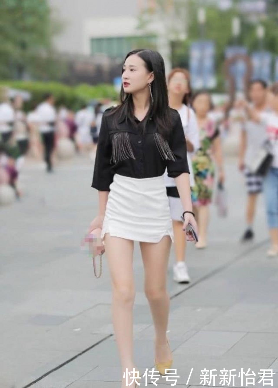 路人街拍,简洁的瑜伽裤搭配清爽的短袖,美丽又大气