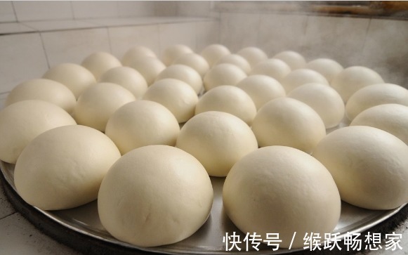 馒头|两个农村蒸馒头小妙招!馒头又白又漂亮出锅时不粘笼布!看看就懂
