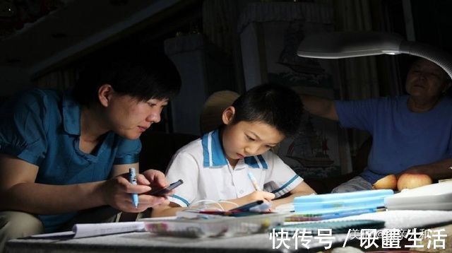 现实生活中|答应孩子考100分就买1000元玩具,孩子考到99还买不买?