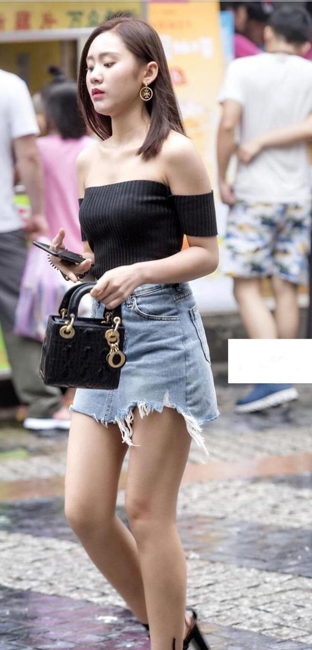 彰显|一字肩雅黑竖纹针织衫,搭配不规则牛仔裙,彰显优雅和时尚活力