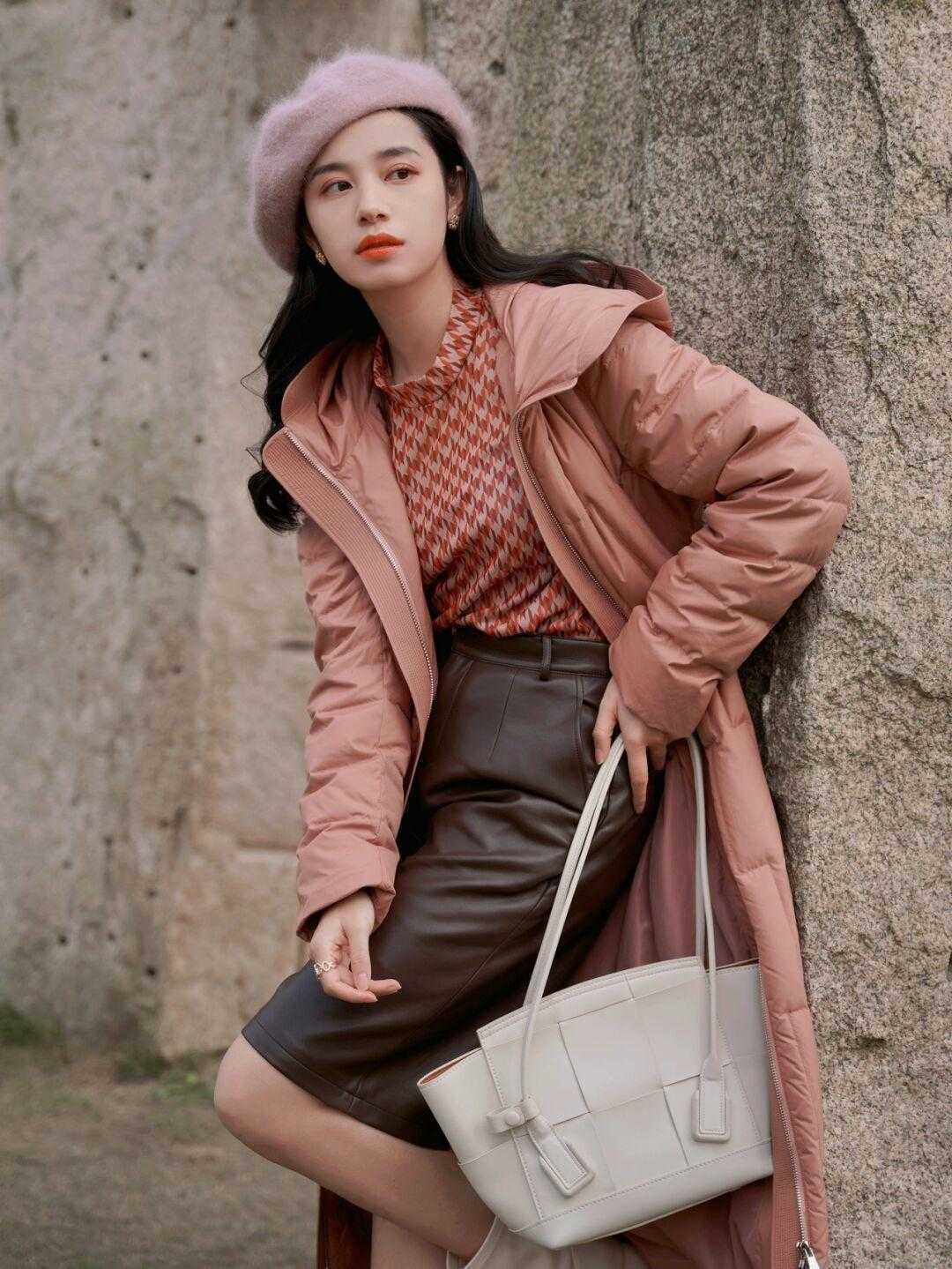 米黄色|长款羽绒服搭什么最好看?码住这三件,每天上街美的都不重样