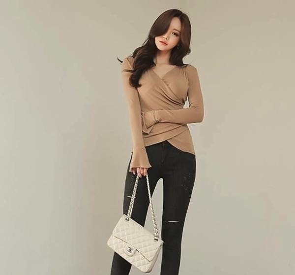 知性 穿着深灰破洞牛仔裤,做一个对美醒目的女人