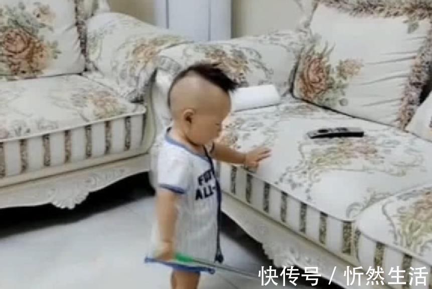 宝宝|妈妈假装不舒服，2岁男宝宝看到后，接下来的行为暖化人心