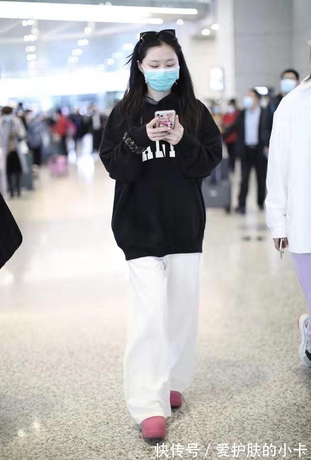 高挑|金靖真是深藏不露!穿一字肩绿色礼服,皮肤白得晃眼身材也吸睛