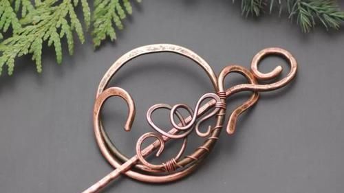 最简单的发型,配上最有创意的发饰,这个春夏,做最水灵的女孩