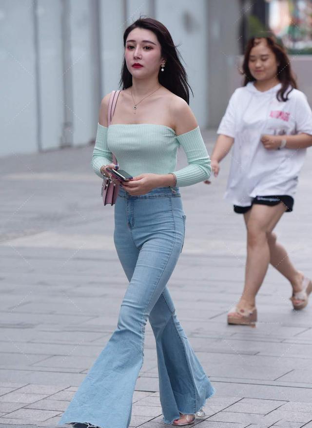 今年流行这么穿一字肩T恤+喇叭牛仔裤,显高显瘦显身材