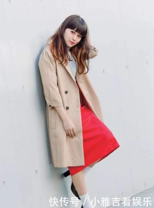 优雅|大衣下面不一定要搭裤子,今年流行“大衣+半身裙”,优雅显高级