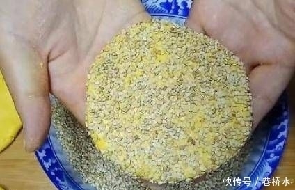南瓜最好的吃法南瓜饼做的,外脆里嫩,老人和孩子都喜欢