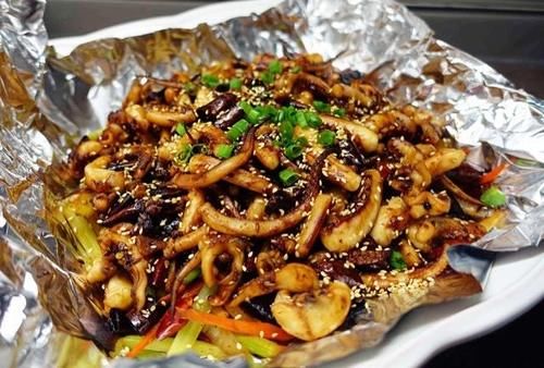  美食推荐：肥牛蘑菇砂锅，干锅酱香鱿鱼，香菇焖鸡肉的做法