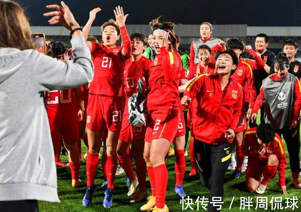 中国女足|国际足联盛赞中国女足,中纪委表扬,李霄鹏男足却在五星酒店失声