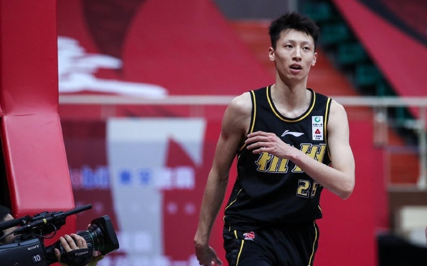 朱俊龙|CBA还了赵岩昊一个公道,费尔德肘击被禁赛2场,那裁判该怎么处罚