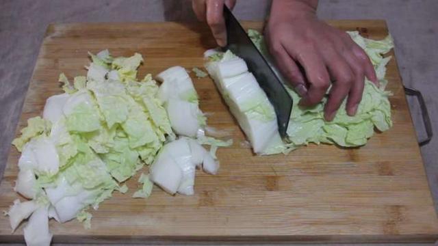 好吃|白菜别只会炒着吃,教你一个新吃法,好吃得停不下嘴