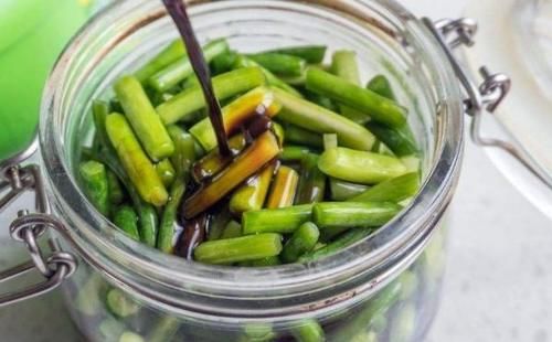  爽口|蒜苔别再炒着吃，试试这样腌蒜苔，爽口开胃的下饭菜，久放不坏