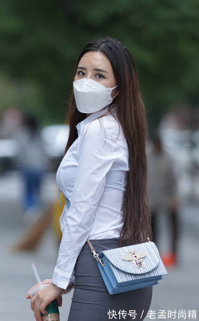 气质|牛仔裤尽显高挑纤瘦身材,彰显女性身材黄金比例,提升时尚气质