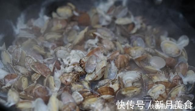 第一次用它来包饺子,超乎想象的好吃,皮薄大馅,个顶个的鲜