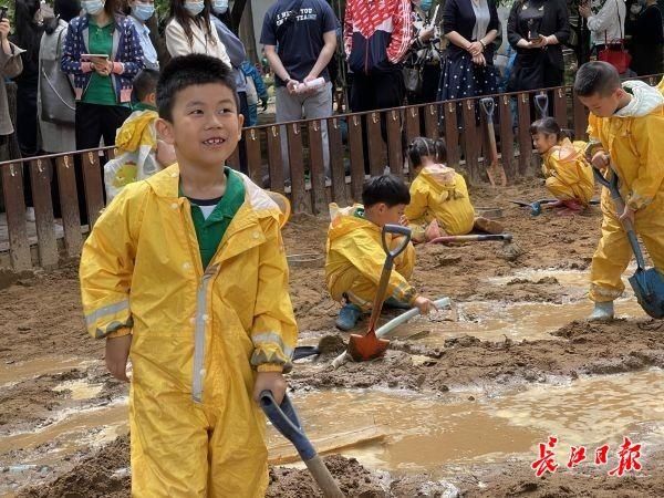 游戏|玩水玩泥巴、墙上随意涂“安吉游戏”进入武昌幼儿园，让孩子们“忘我”游戏