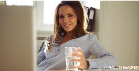 女人们“抗衰老”吃猪蹄?营养师:这3种食物,才是真正抗衰老!