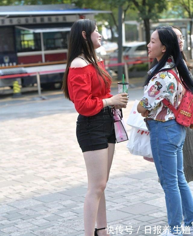 裤子 牛仔打底裤搭配时尚白色上衣,好看甜美,找到合适的衣服穿搭!