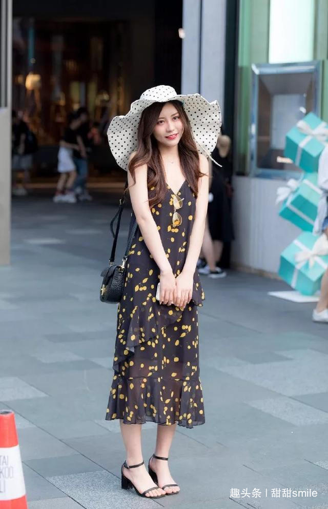 高跟鞋 美女一双粉色的高跟凉鞋,展示出她优雅的双腿,带着优雅与气质