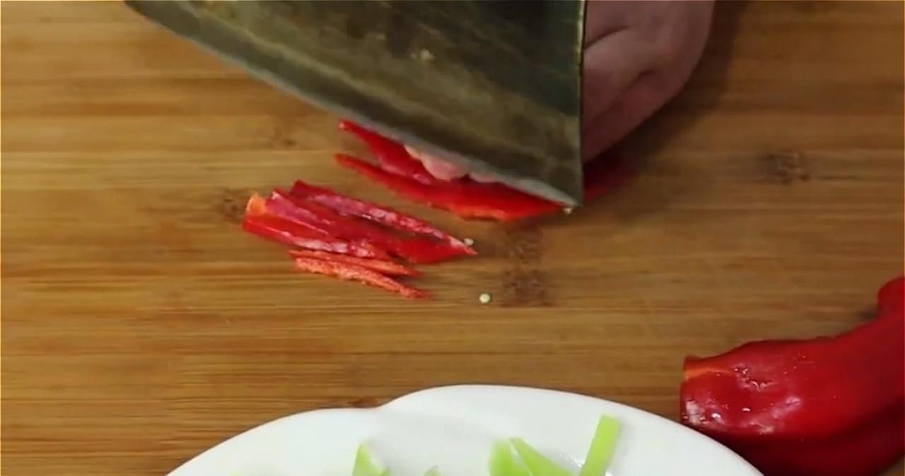 孩子|莴笋下饭的做法,我家三天两头就做,孩子每次都吃光,太香了