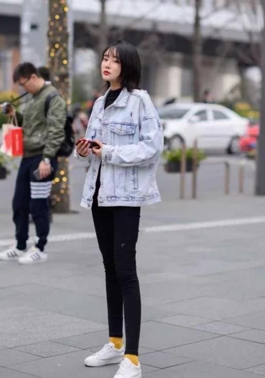 美的|街拍:美女长腿又细又直,身穿黑色超短裤更显肤白,美的轻松抢眼