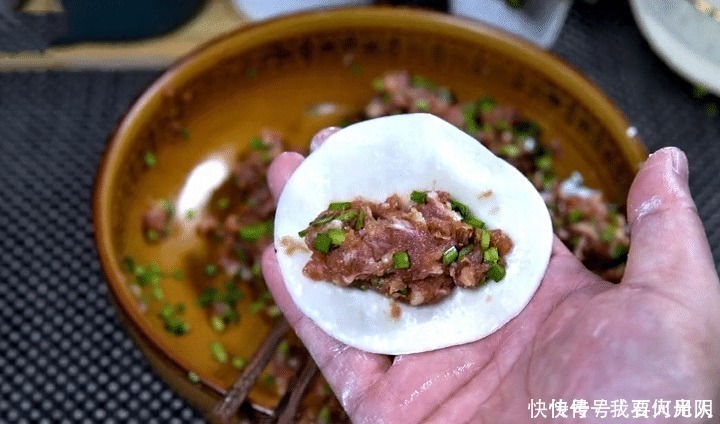 入秋后，多给家人做这面食，皮脆肉嫩，三天两头做一回，特好吃