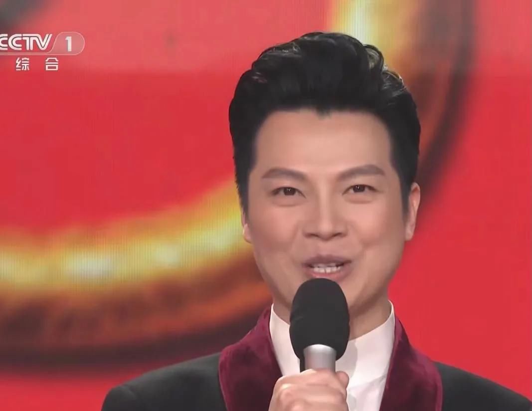 2021年春晚有惊无险：龙洋口误，任鲁豫力挽狂澜，完美卡点倒计时