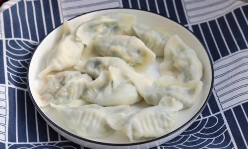 调韭菜鸡蛋馅，调料宜少不宜多，只用2样，翠绿不出水，更鲜美