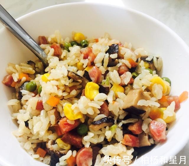 早饭吃米饭和鸡蛋吃腻了来一碗五彩焖饭，美味无比，营养丰富！