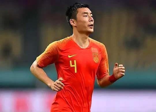 中國(guó)足球|晚上18點(diǎn)，李霄鵬傳來(lái)好消息：國(guó)足王牌做出難得決定，球迷齊聲點(diǎn)贊