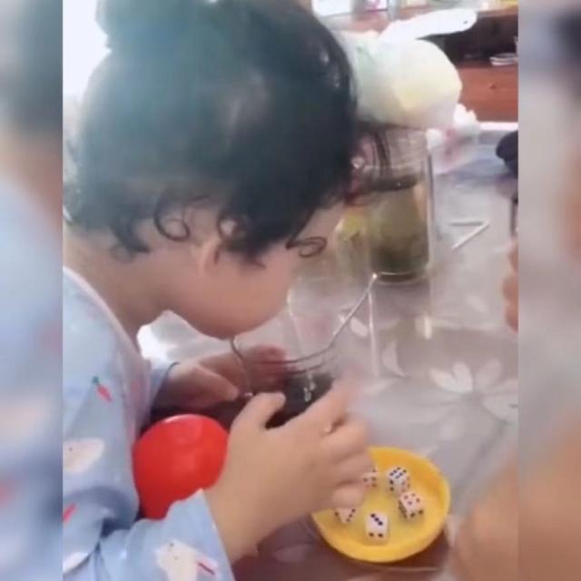 闺女|亲爸为了让闺女喝药,想出了“摇骰子”的办法火了,网友:太拼了