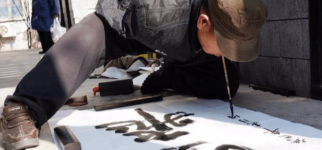 专家|为何街头写书法的人字很好看,却不能被当作书法家专家给出解释