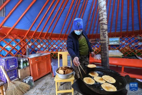 油饼|额济纳旗：农牧民制备食物送滞留游客