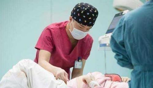 产妇|有一种冷叫“产房冷”，孕妈进产房冻得直哆嗦，医生：是为你好