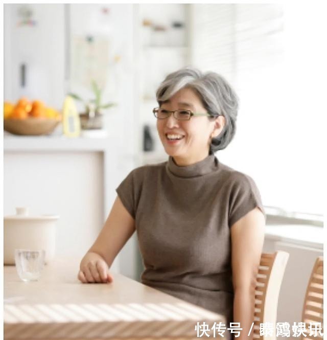 女性 60岁左右的女人,过年别再烫“大妈卷”!四款减龄发型,更好看