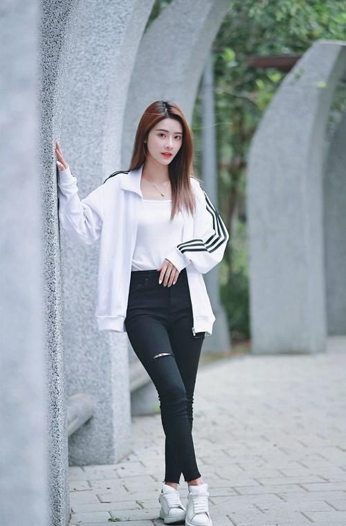 背心|白色的背心外搭白色外套，吸睛又时尚，整体的造型休闲又青春减龄