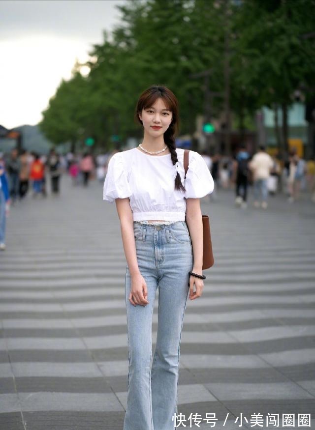 性感 牛仔裤上面不一定要配T恤,今年流行这样穿,高级时髦很吸睛