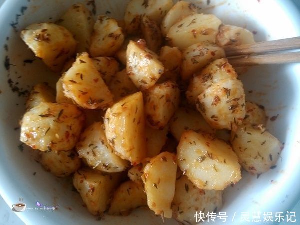 自制麻辣红|土豆从小吃到大,如此做法太好吃,拌2种香料,比肉还香