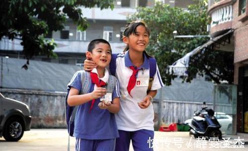 弟弟|姐姐偷偷“欺负”弟弟,被发现后手脚麻利溜开,太可爱了