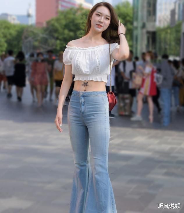 时髦抹胸衣搭配修身喇叭裤, 清凉舒适, 尽显女人味