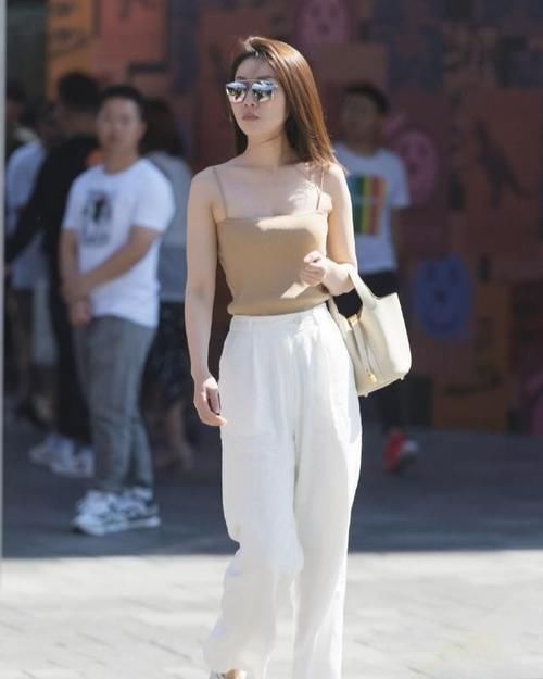 美女 亭亭玉立的瑜伽裤美女,简单个性又舒适,非常惬意