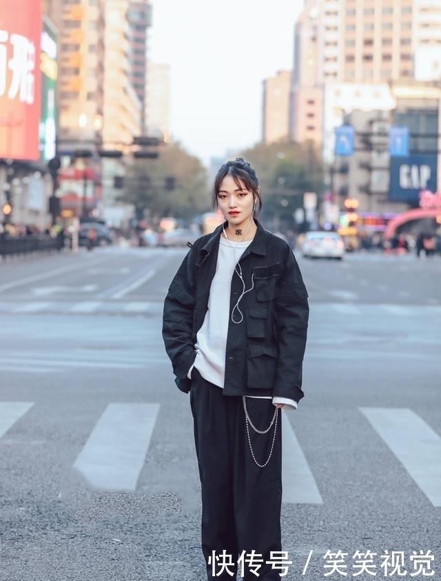 街拍:黑白色搭配,美女脖间一抹黑色印记点缀,时尚敏感度爆棚