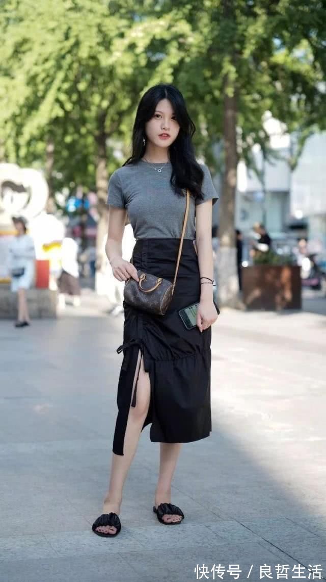 身形 靓丽多姿的裙子搭配气质减龄,很好的展现女子婀娜的身形