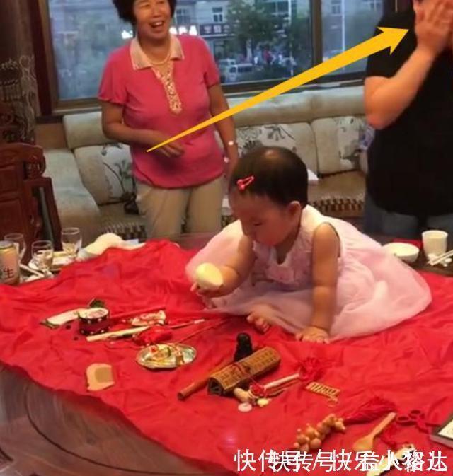 妈妈|女儿百日宴“抓周”,一下抓起“饱腹之物”,妈妈脸红没脸看了