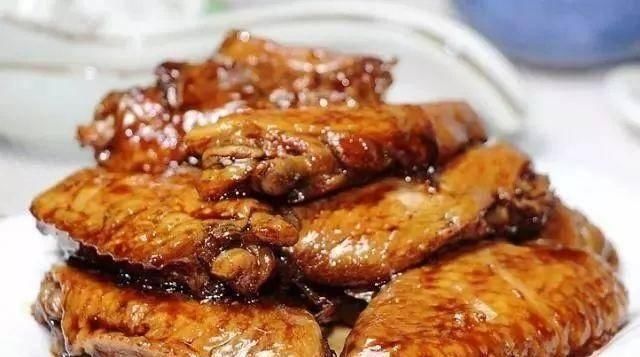 婆婆把3斤鸡翅放进电饭锅，不加水，不加油，出锅后全家都流口水