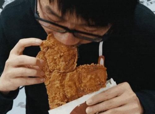 华莱士|同样是鸡排,肯德基与华莱士对比,看清肉后,网友吃错二十年