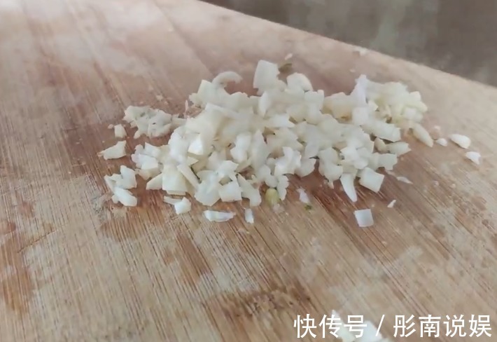 美味|鸡腿最简单的吃法，香辣美味，肉质软嫩，是一道不错的小凉菜