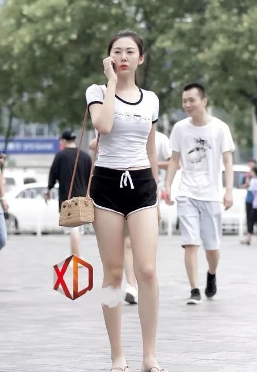 小姐姐|路人街拍休闲时尚的运动风小姐姐,一双大长腿叱咤街头