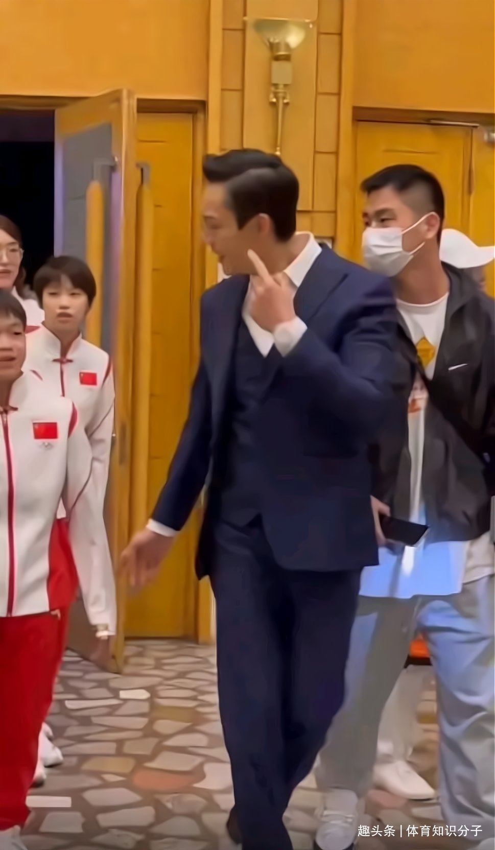 见到男神激动不已!全红婵和陈伟霆用粤语热聊,红姐太投入走错路