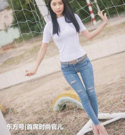 街拍时尚魅力的小姐姐,穿搭牛仔短裤,曲线玲珑